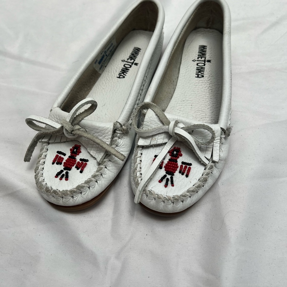 Minnetonka | White Moccasin Shoes | Size 6.5